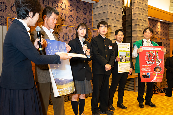 小谷あゆみ氏のインタビューを受ける選定地区